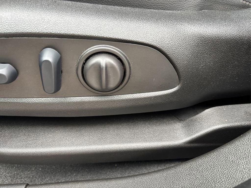 Used 2023 GMC Acadia SLT image 24