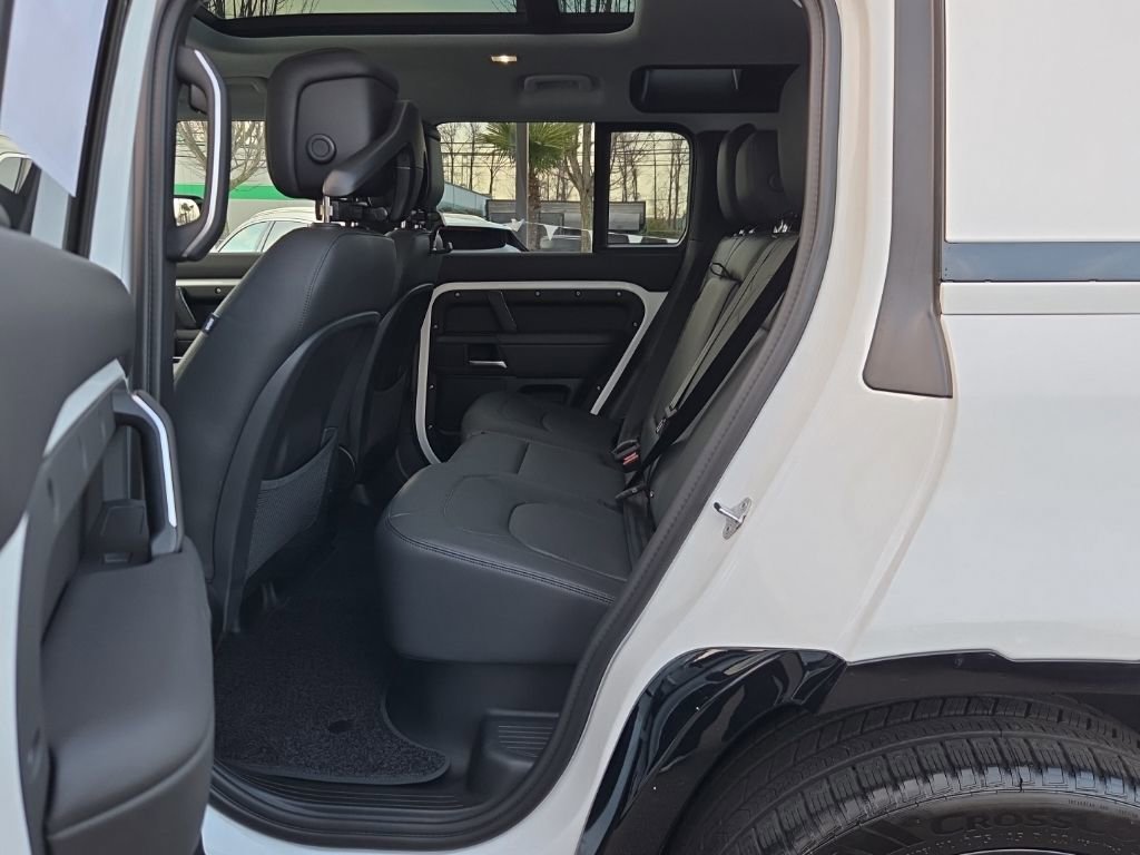 New 2026 Land Rover Defender 110 X-Dynamic SE image 5