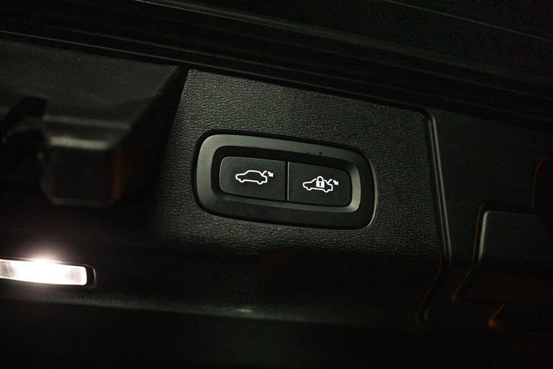 Used 2022 Volvo XC60 T8 Inscription image 8