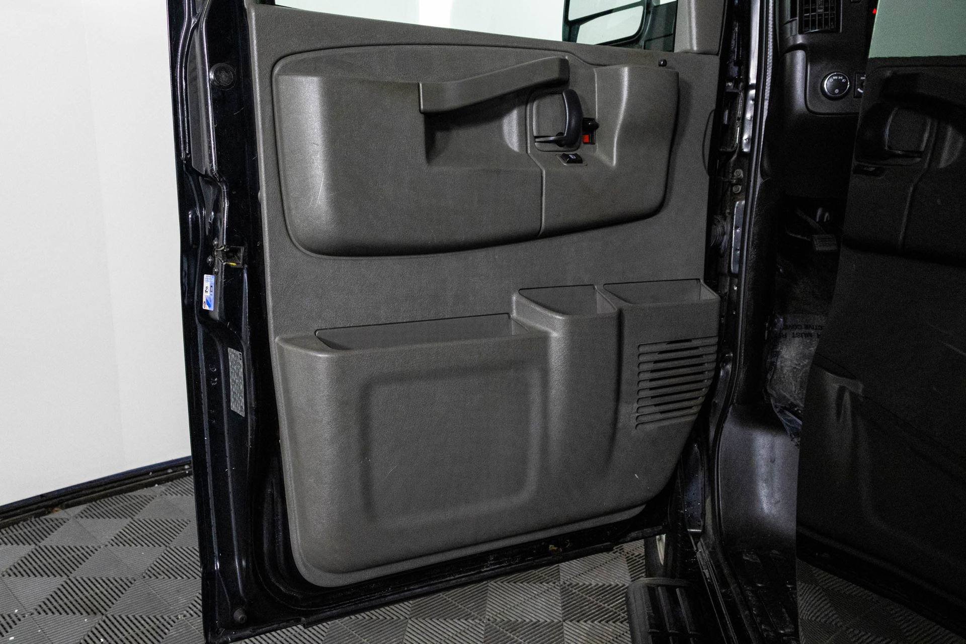 Used 2018 Chevrolet Express 3500 LT w/ LT Preferred Equipment Group image 33