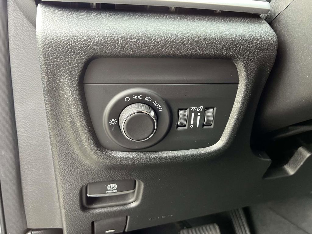 Used 2025 Jeep Grand Cherokee L Laredo AWD/4WD image 21