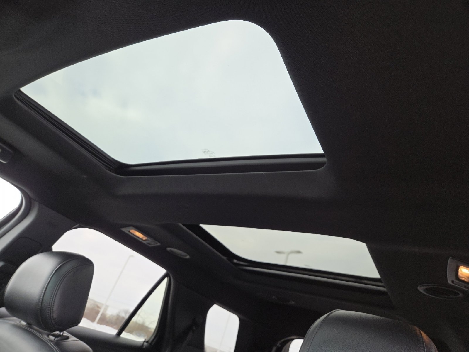 Used 2016 Ford Explorer XLT w/ Equipment Group 202A image 3