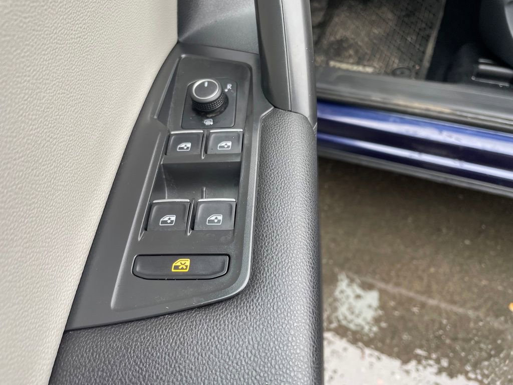 Used 2021 Volkswagen Tiguan SE w/ Panoramic Sunroof Package image 15