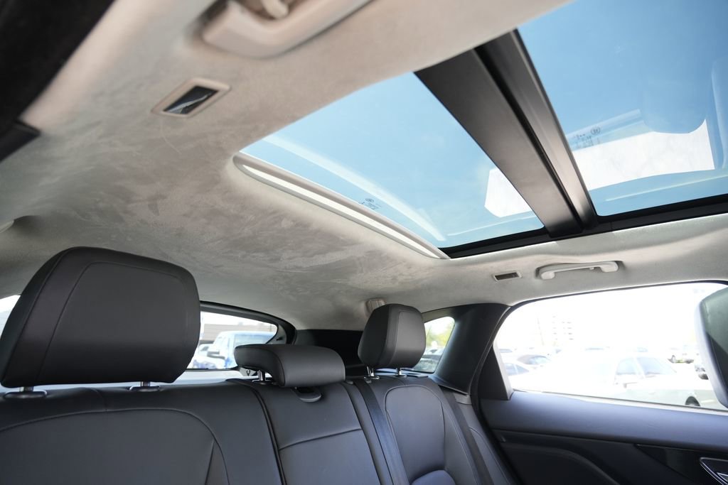 Used 2019 Jaguar F-PACE Premium image 30