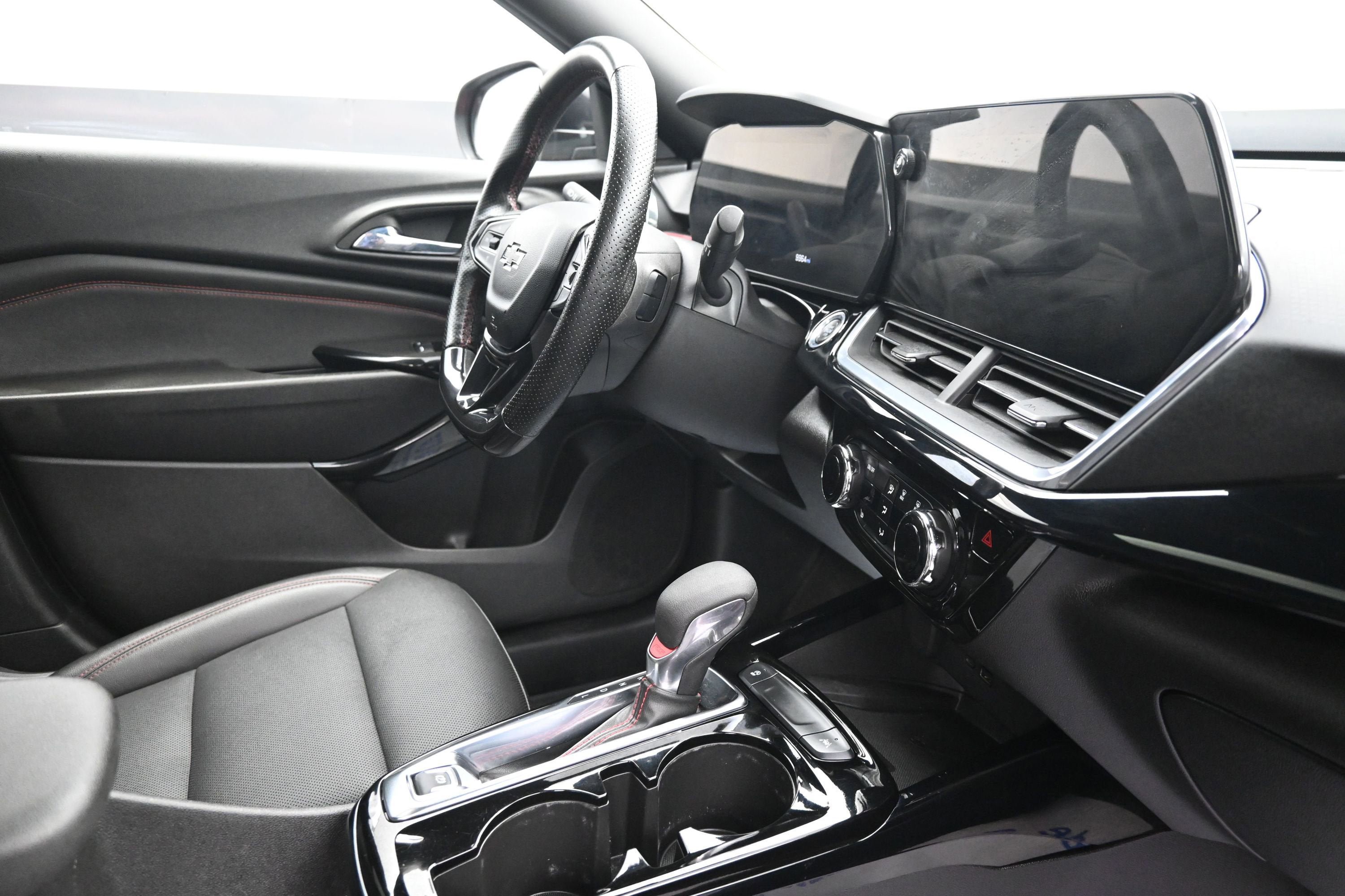 Used 2024 Chevrolet Trax RS w/ Sunroof Package FWD image 28