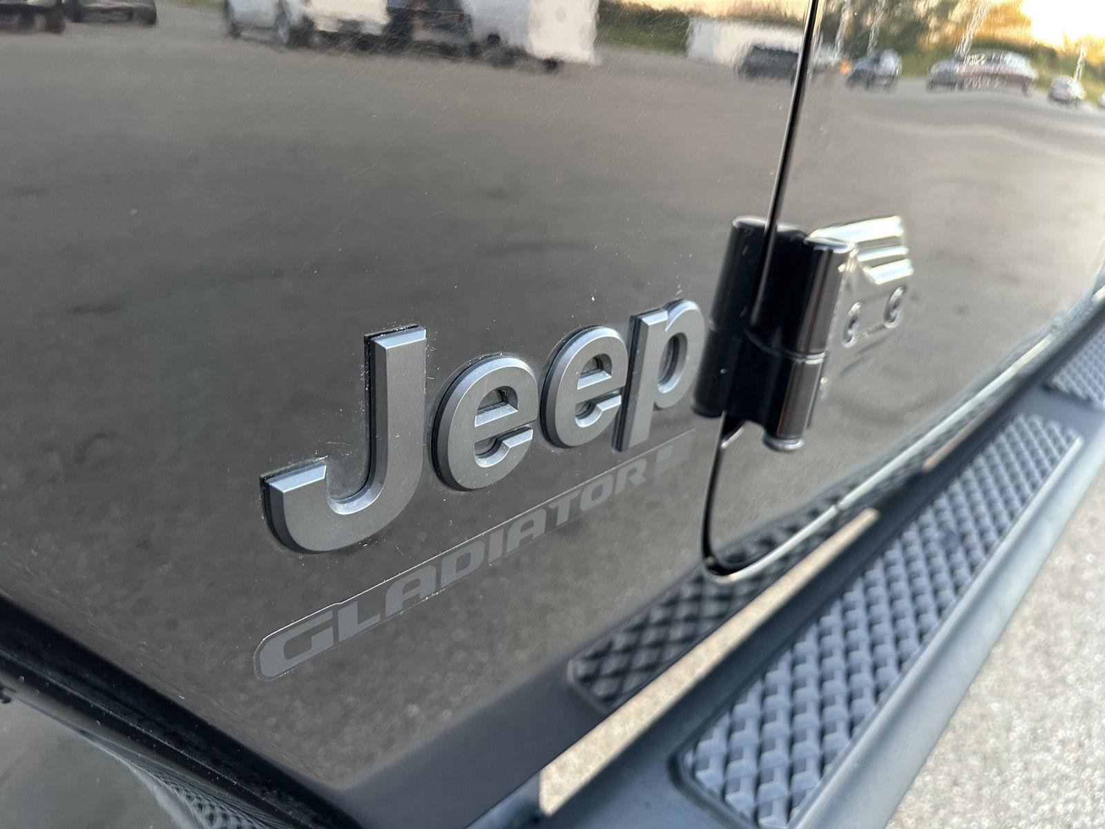 Used 2023 Jeep Gladiator Sport image 12