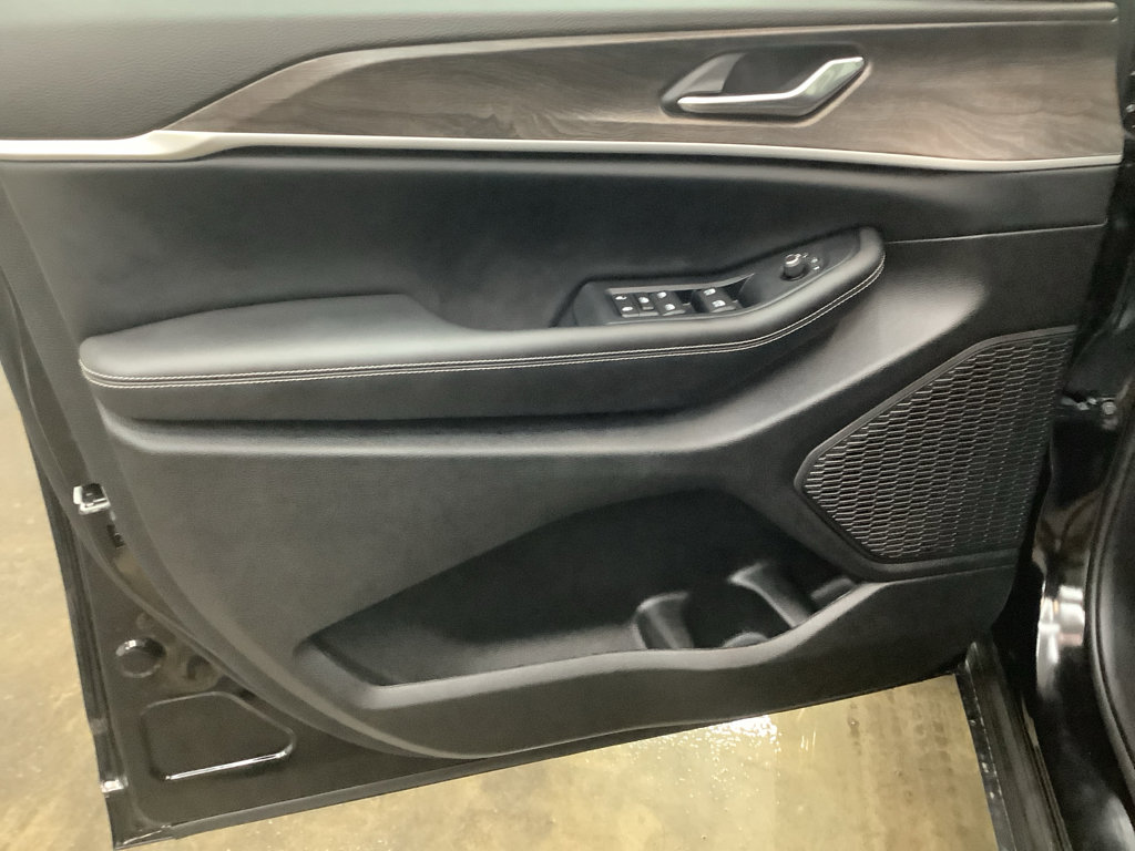 New 2026 Jeep Grand Cherokee Altitude image 12