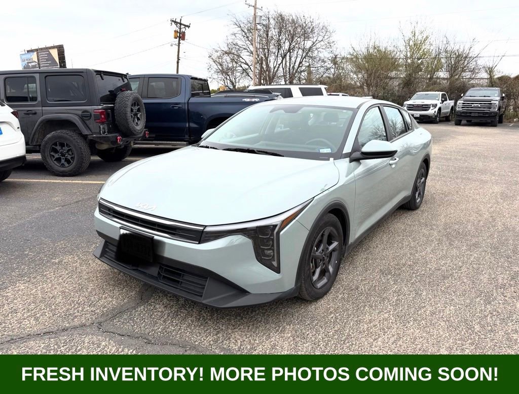 Used 2025 Kia K4 LXS image 3