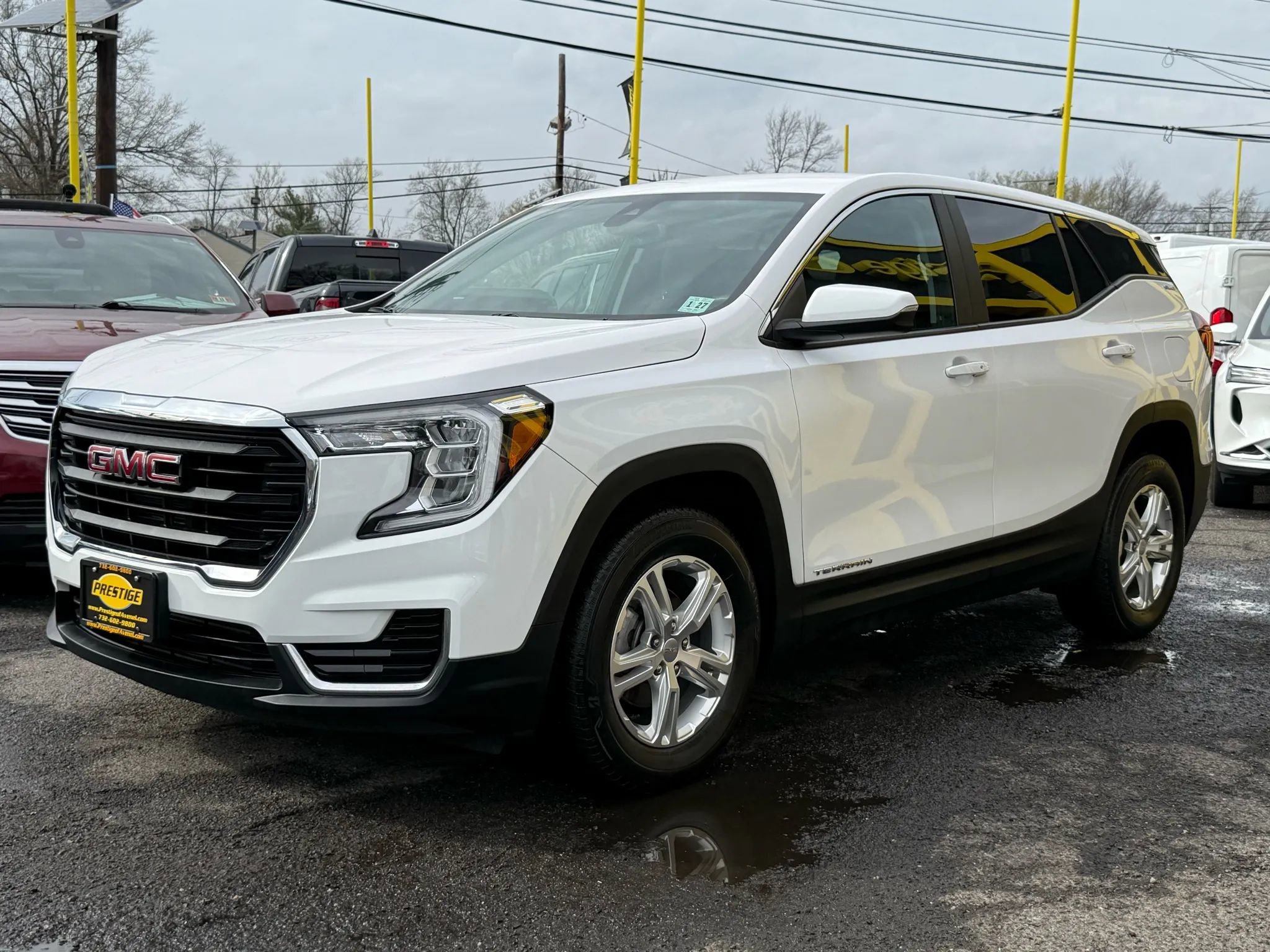 Used 2022 GMC Terrain SLE image 3