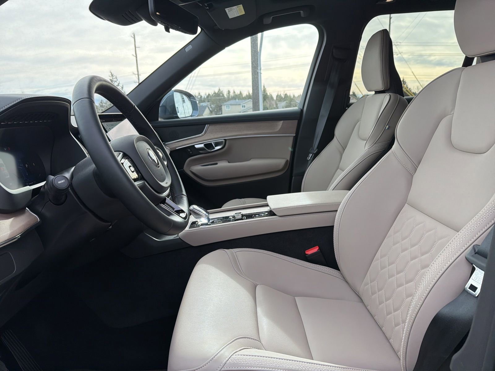 New 2026 Volvo XC90 B6 Core w/ Protection Package Premier image 19