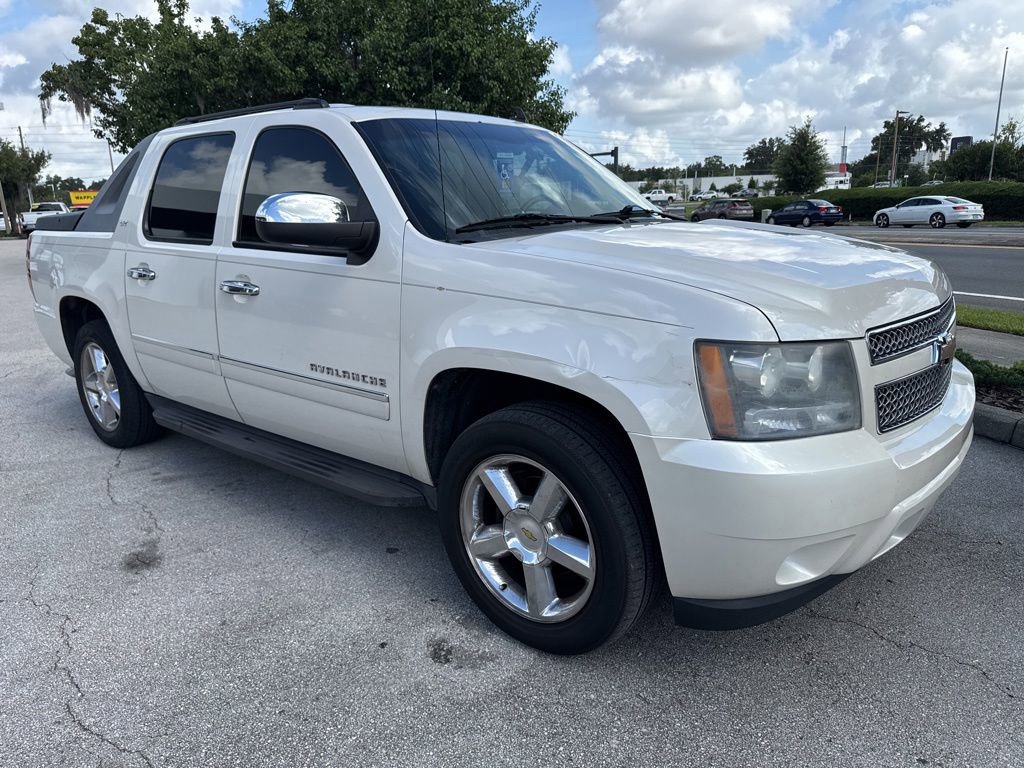 Used 2010 Chevrolet Avalanche LTZ RWD image 4