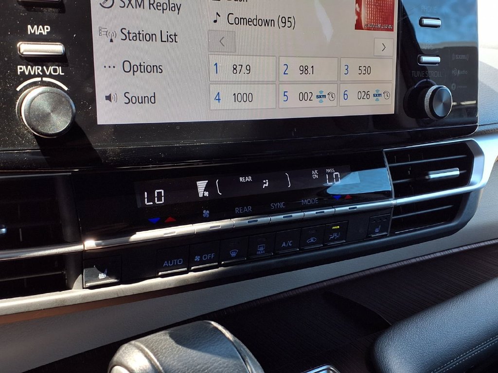 Certified 2024 Toyota Sienna XLE FWD image 11