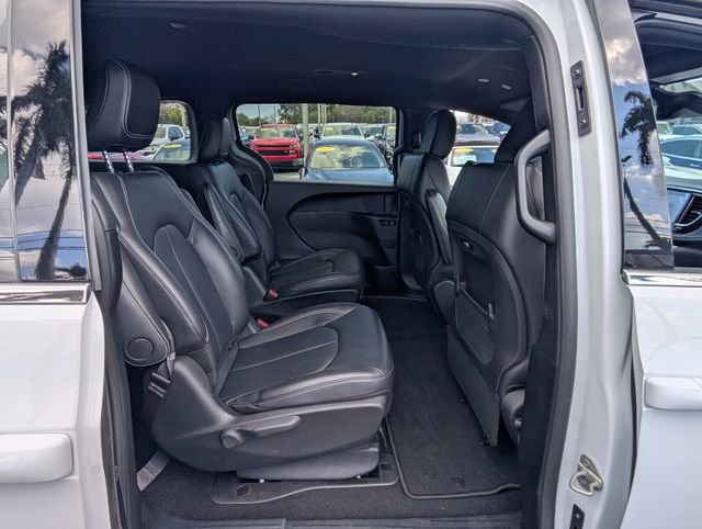 Used 2025 Chrysler Pacifica Select image 16