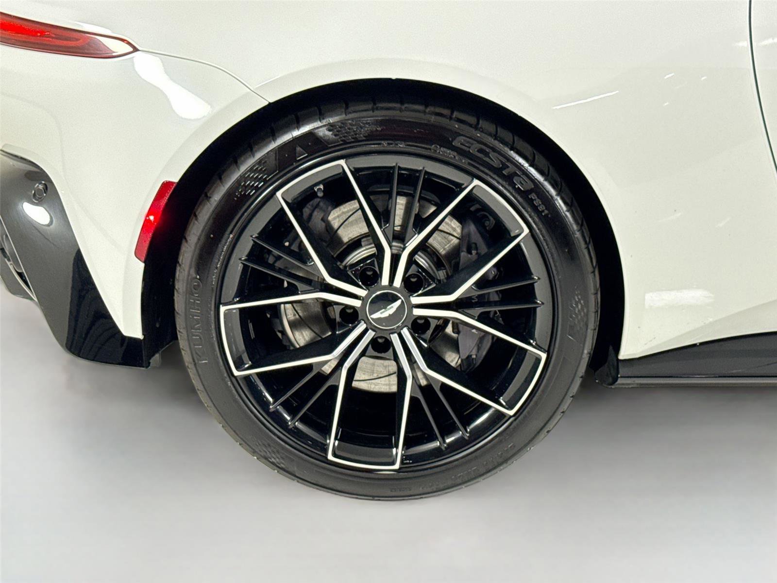 Used 2022 Aston Martin V8 Vantage Coupe RWD image 35