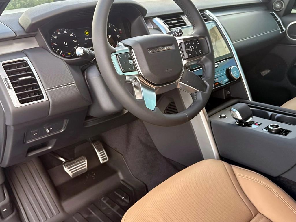 New 2025 Land Rover Discovery Dynamic SE image 32