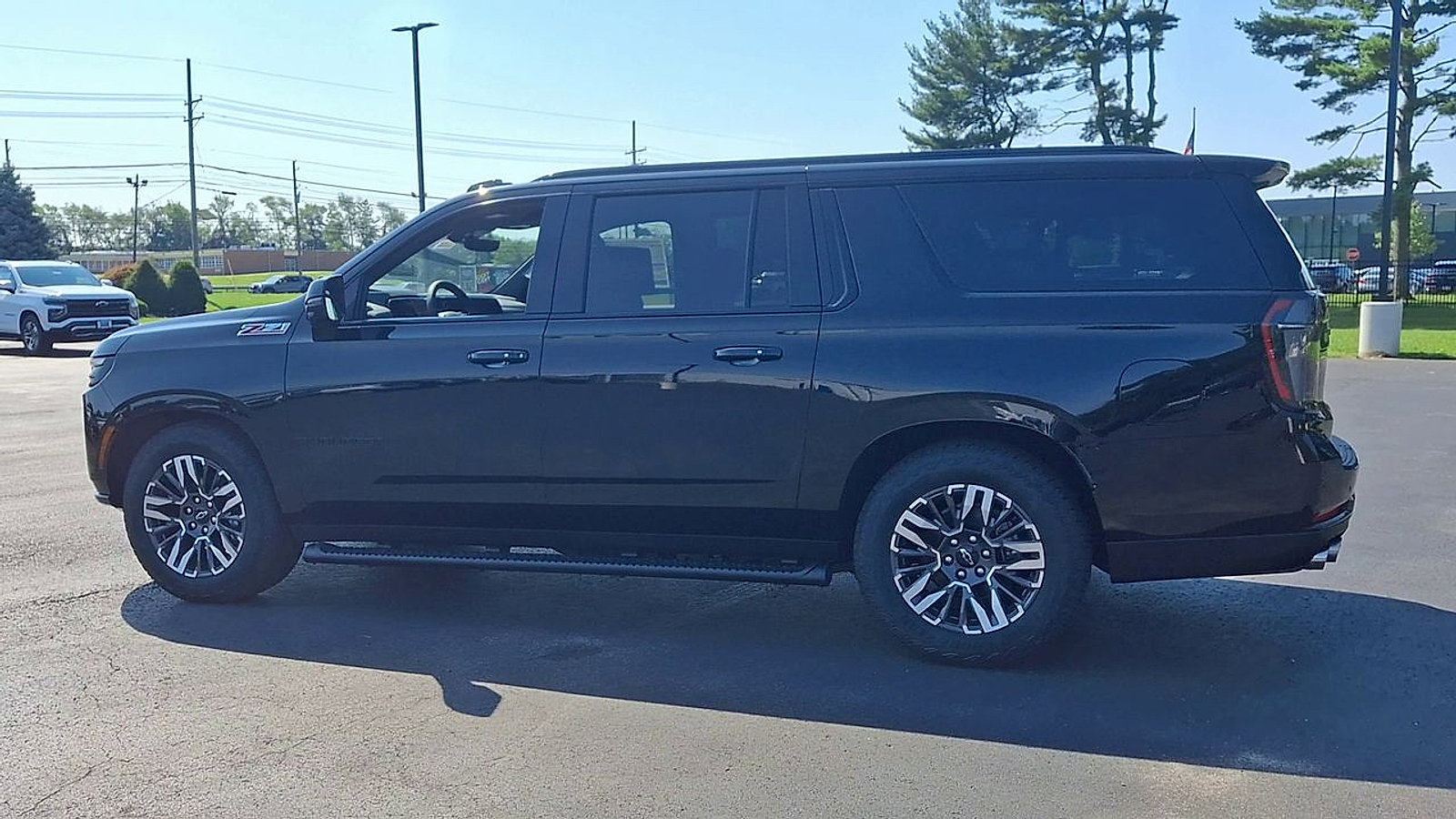 New 2026 Chevrolet Suburban Z71 w/ Z71 Off-Road Package AWD/4WD image 8