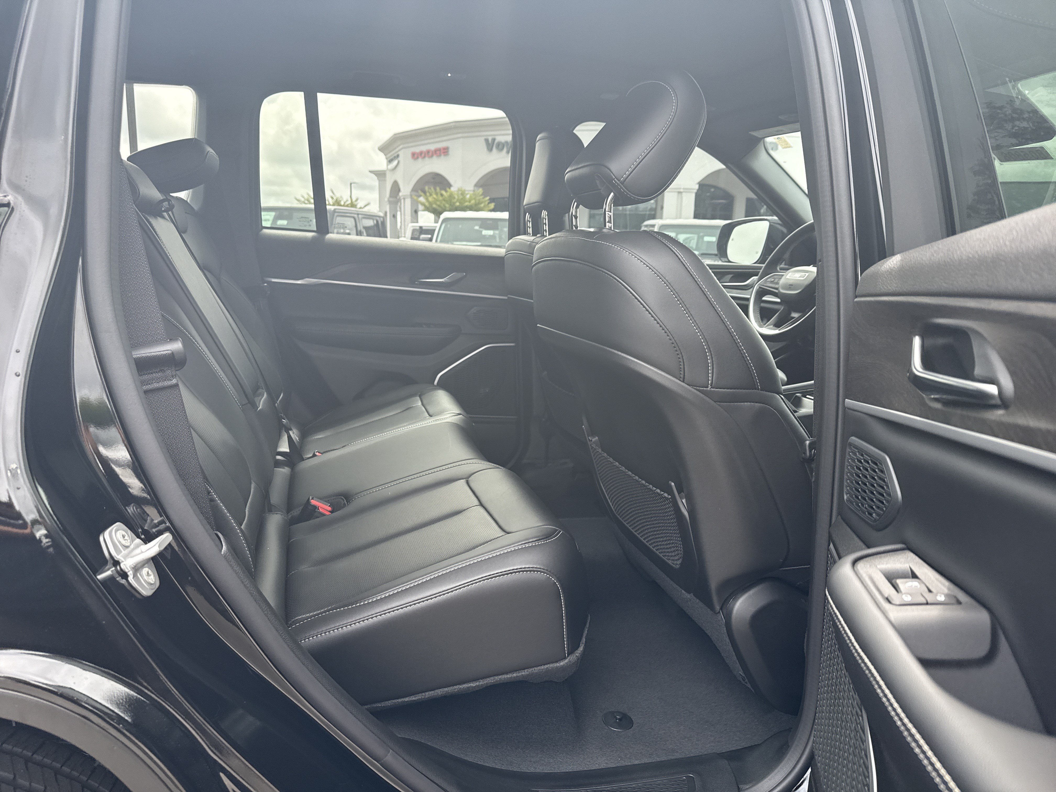 New 2026 Jeep Grand Cherokee Limited w/ Luxury Tech Group II RWD image 16