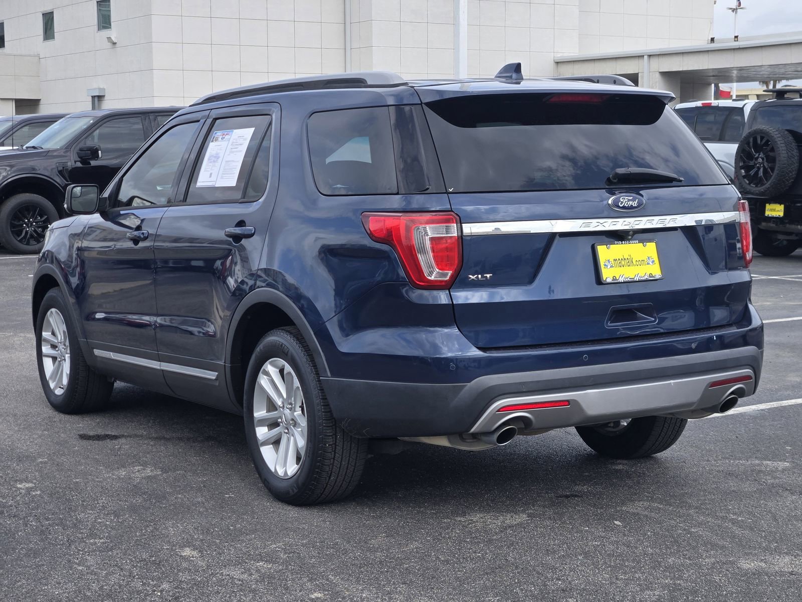 Used 2017 Ford Explorer XLT image 6