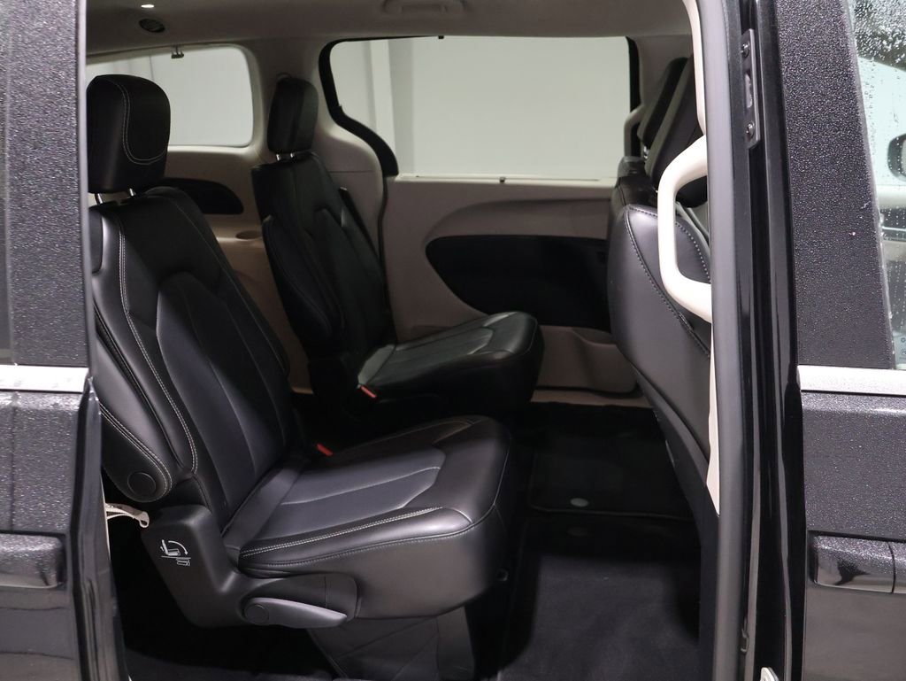 Used 2023 Chrysler Pacifica Touring-L FWD image 19