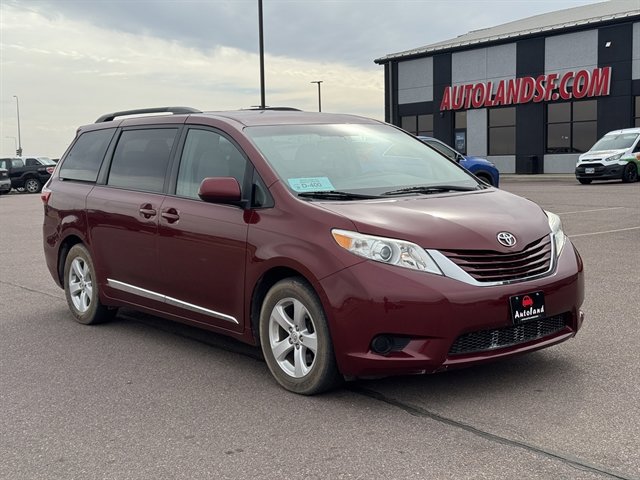 Used 2015 Toyota Sienna LE image 2