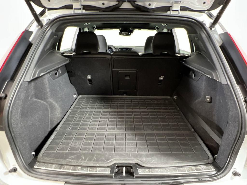 Used 2021 Volvo XC40 T5 R-Design w/ Advanced Package image 18