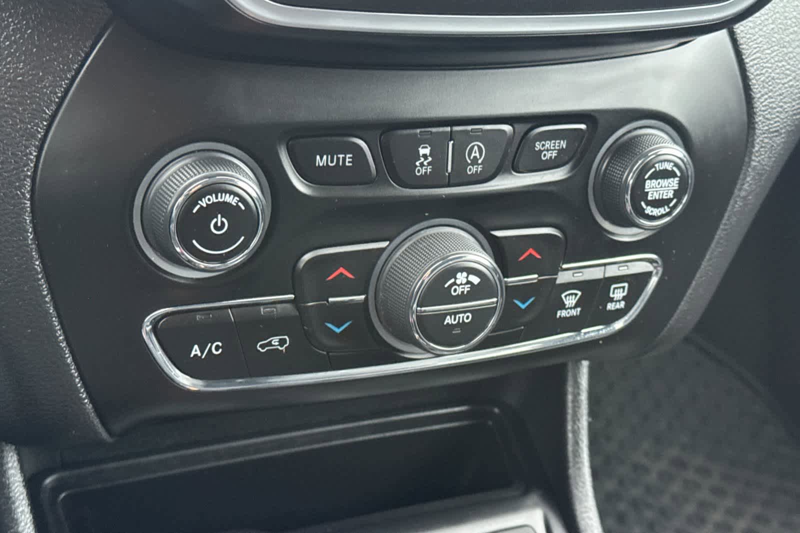 Used 2020 Jeep Cherokee Trailhawk image 21