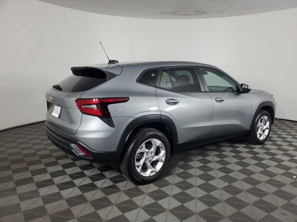 Used 2026 Chevrolet Trax LS w/ LS Convenience Package image 4