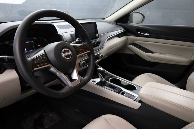 Used 2024 Nissan Altima 2.5 SV image 9