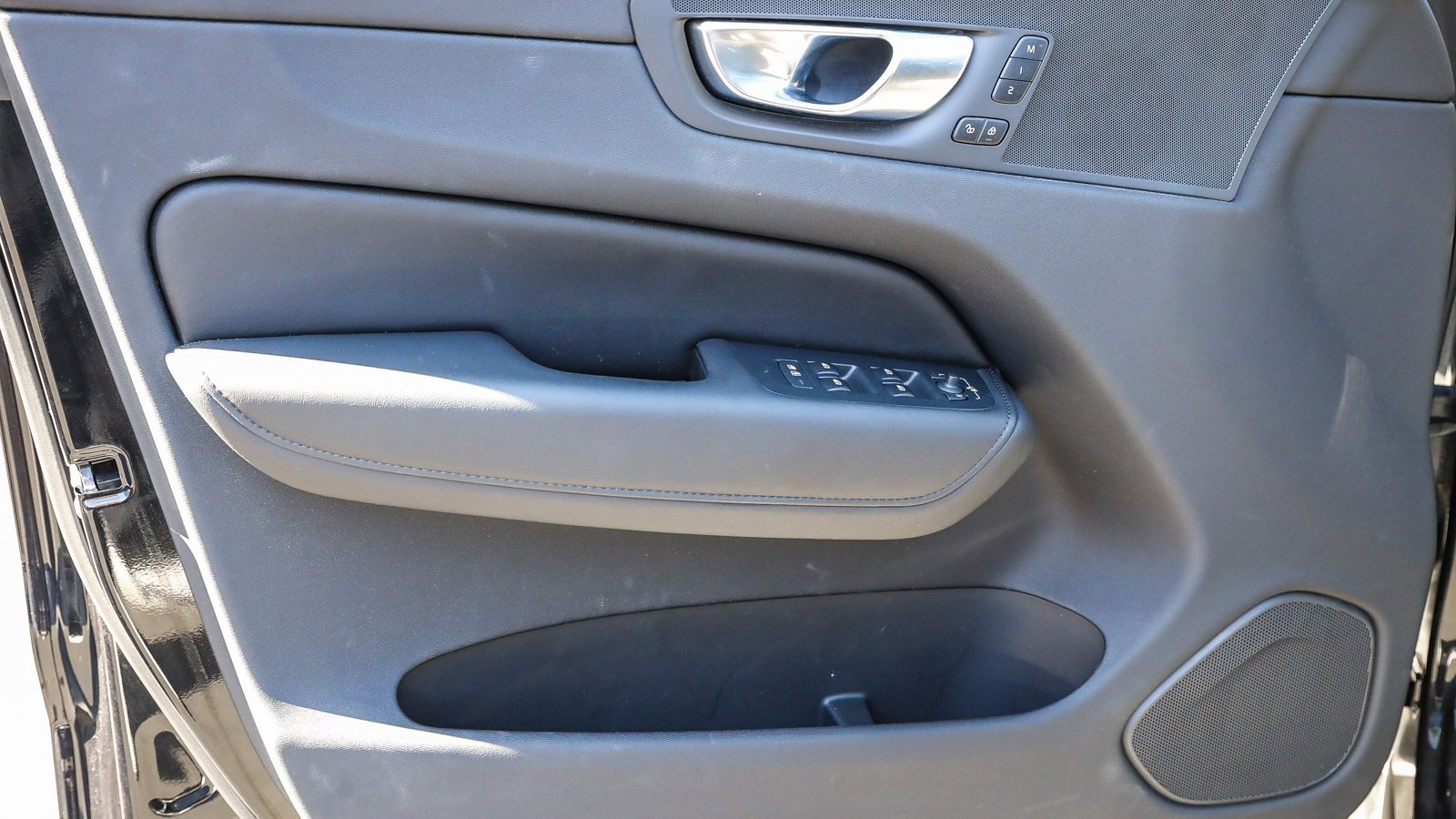 Used 2025 Volvo XC60 B5 Plus image 19