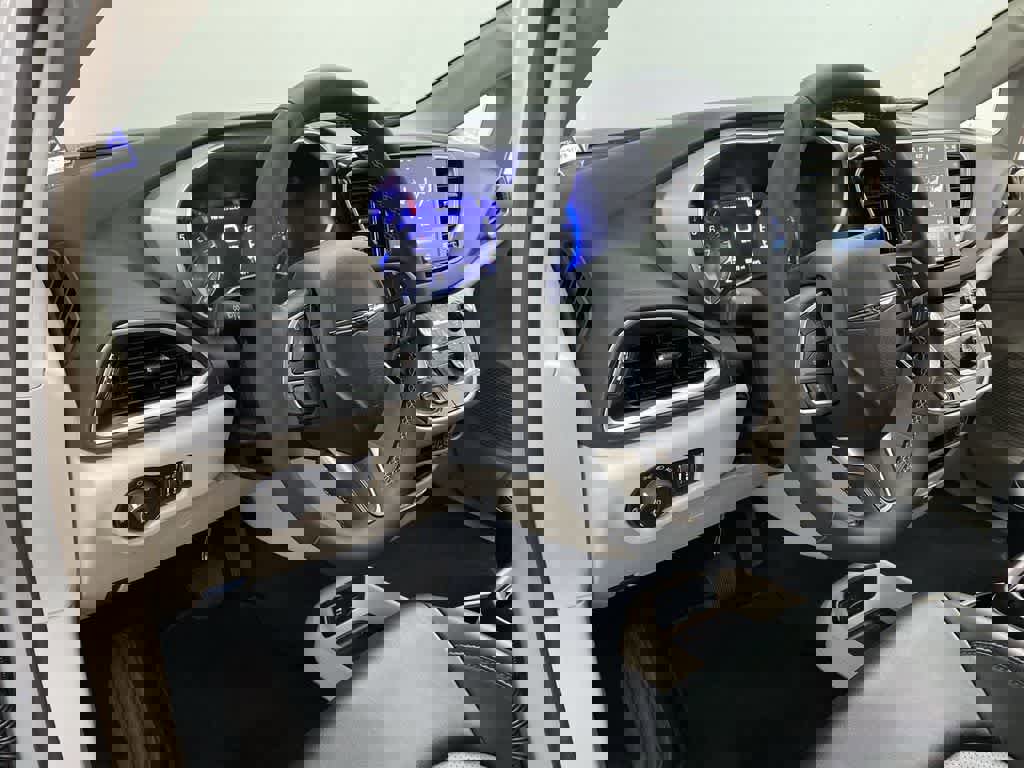 Used 2024 Chrysler Pacifica Touring-L image 2