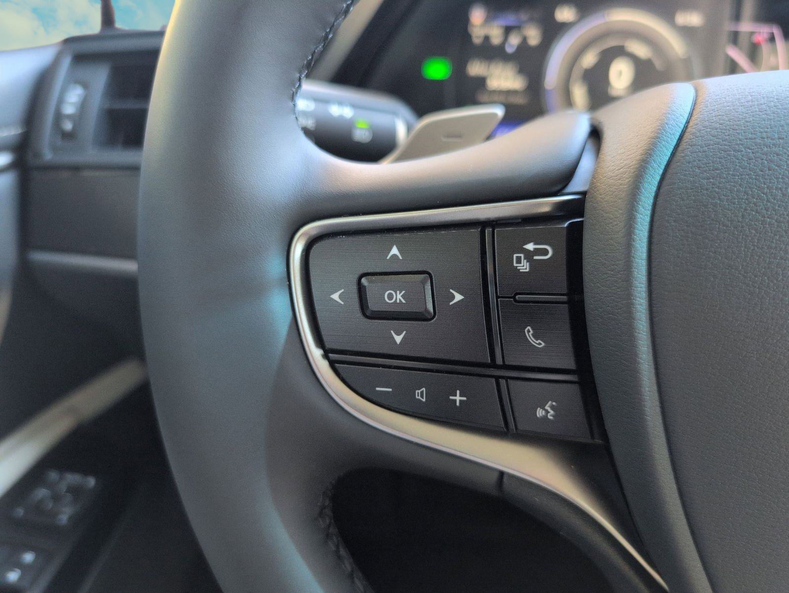 Certified 2025 Lexus ES 300h w/ Premium Package image 18