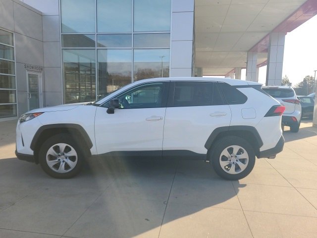 Used 2022 Toyota RAV4 LE image 4