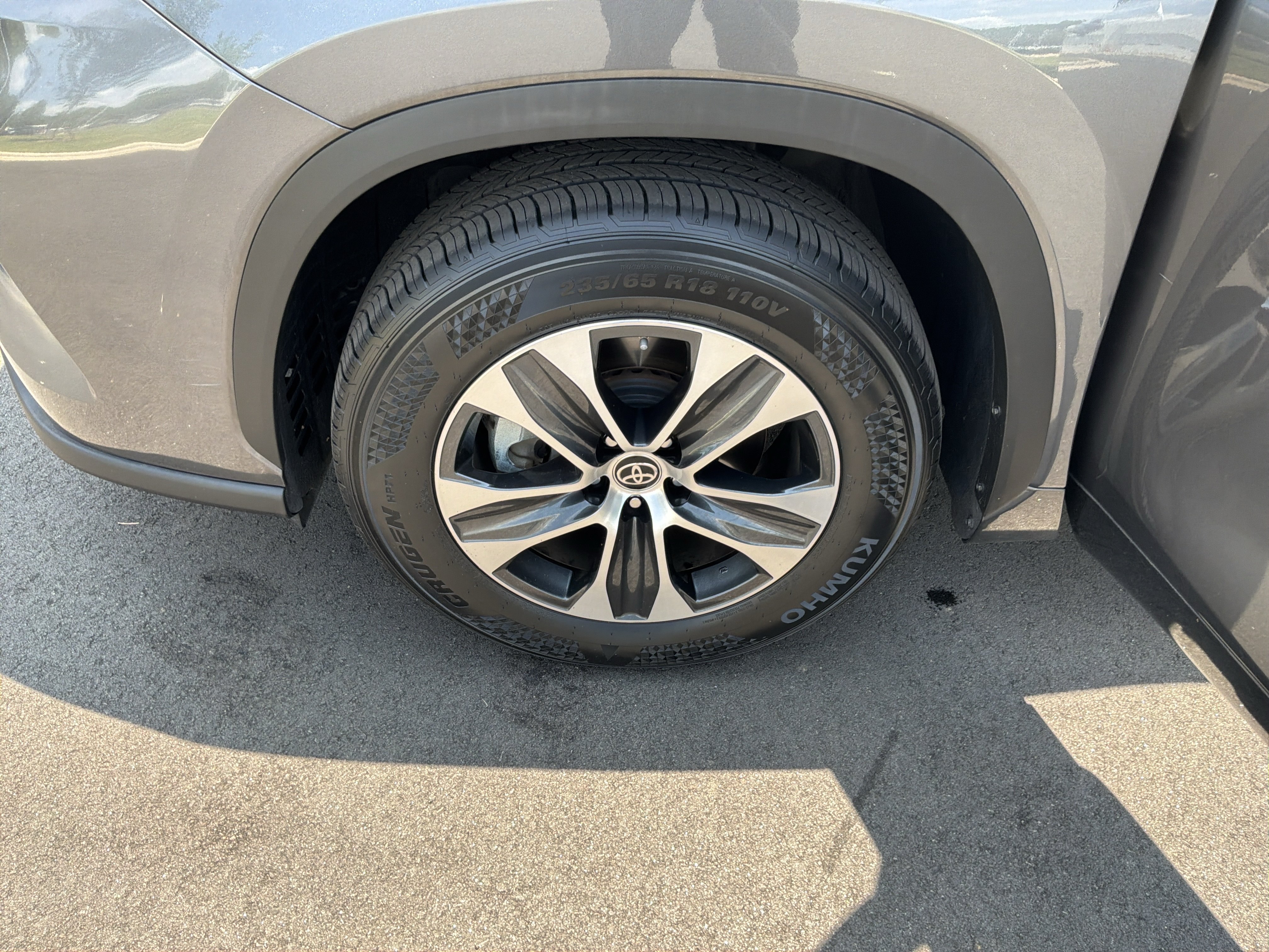 Used 2023 Toyota Highlander XLE FWD image 2