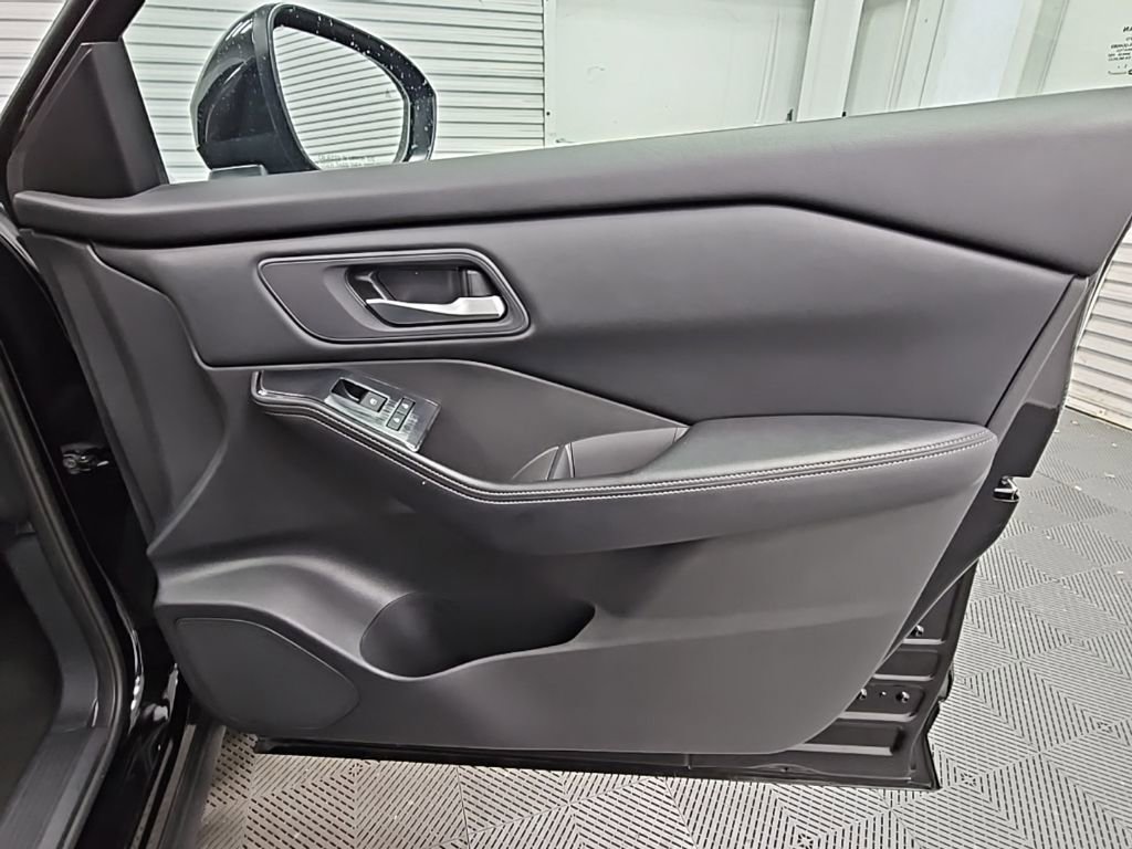 Used 2024 Nissan Rogue SV image 36