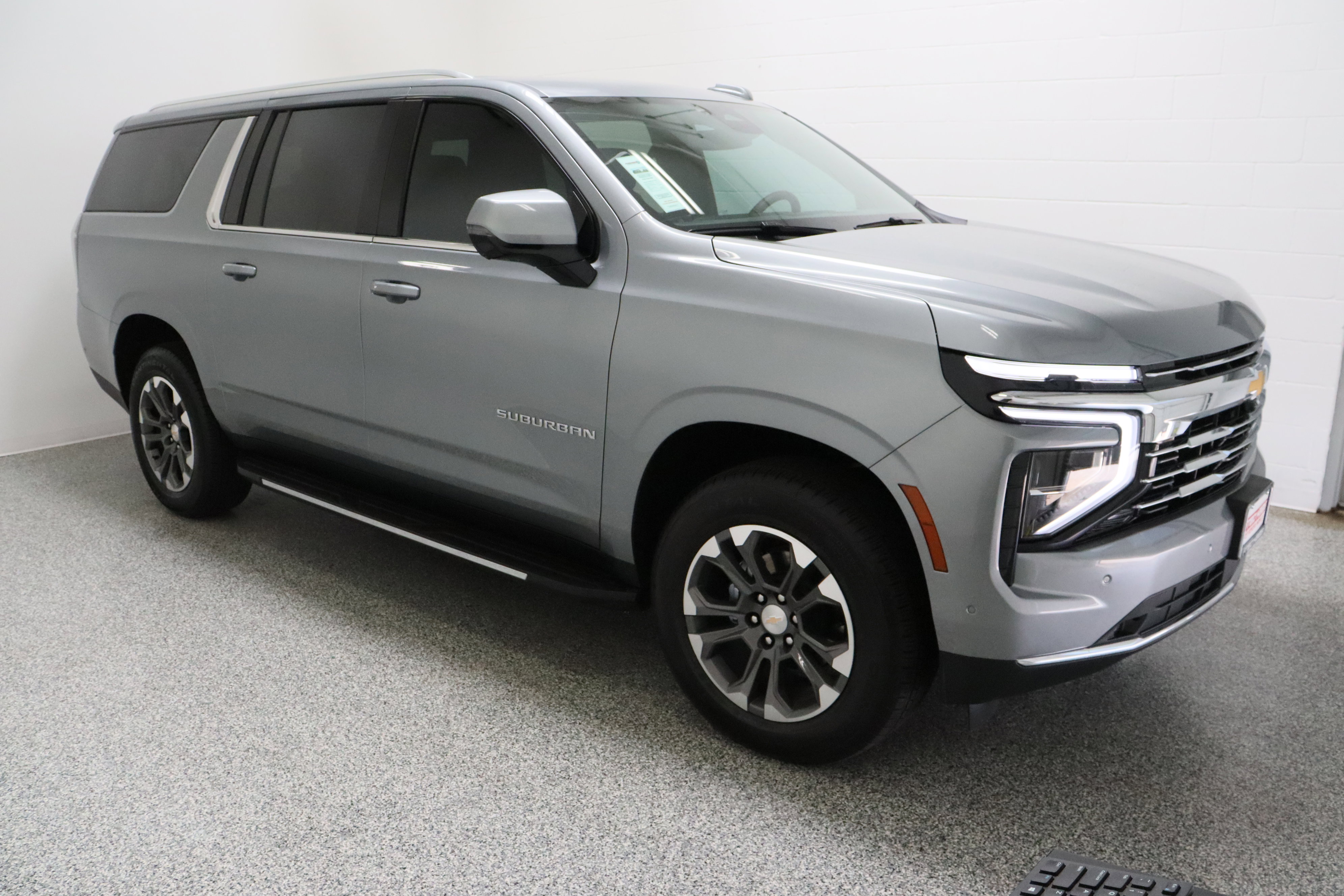 Used 2025 Chevrolet Suburban LT w/ Comfort Package RWD image 4