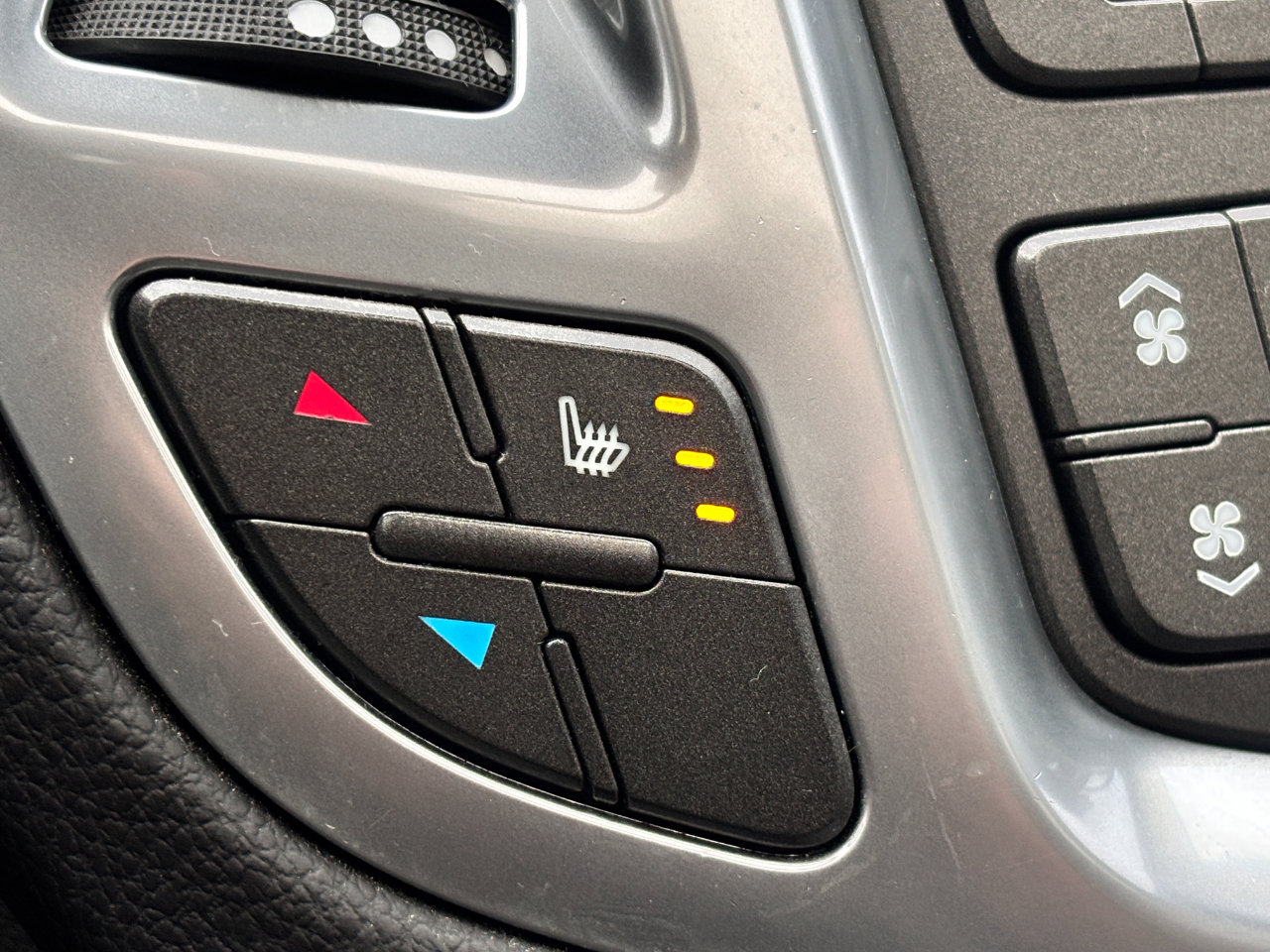 Used 2011 Cadillac SRX Luxury image 4