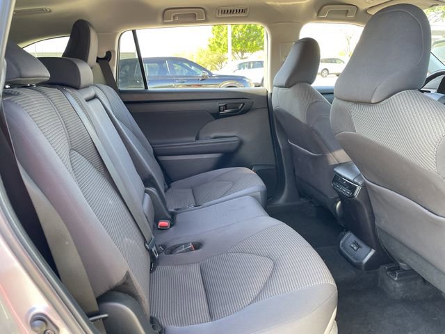 Used 2024 Toyota Highlander LE image 27