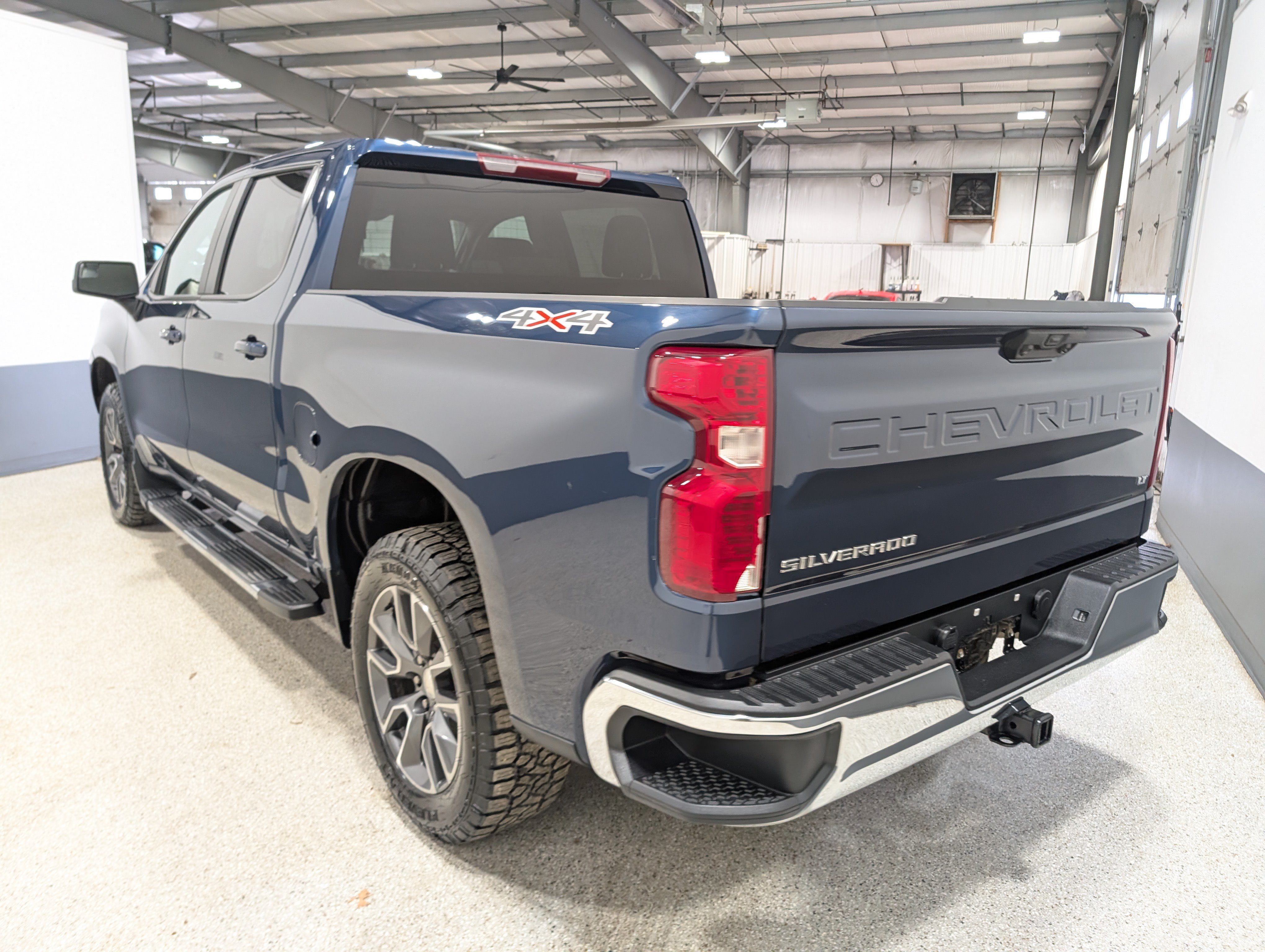 Used 2022 Chevrolet Silverado 1500 LT AWD/4WD image 5