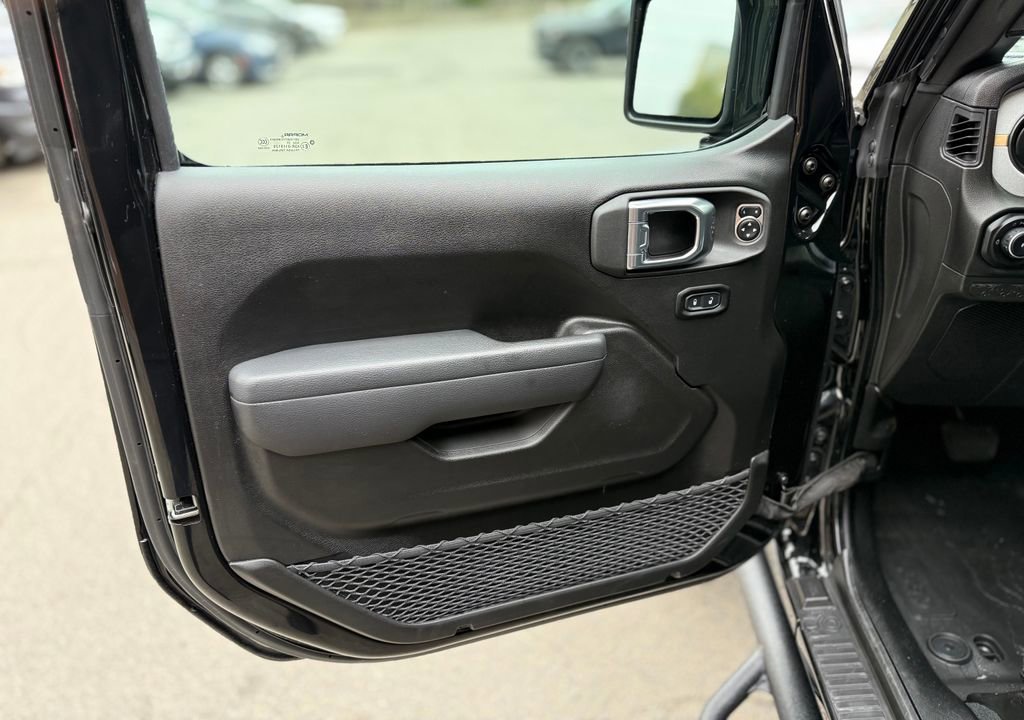 Used 2025 Jeep Wrangler Willys AWD/4WD image 18