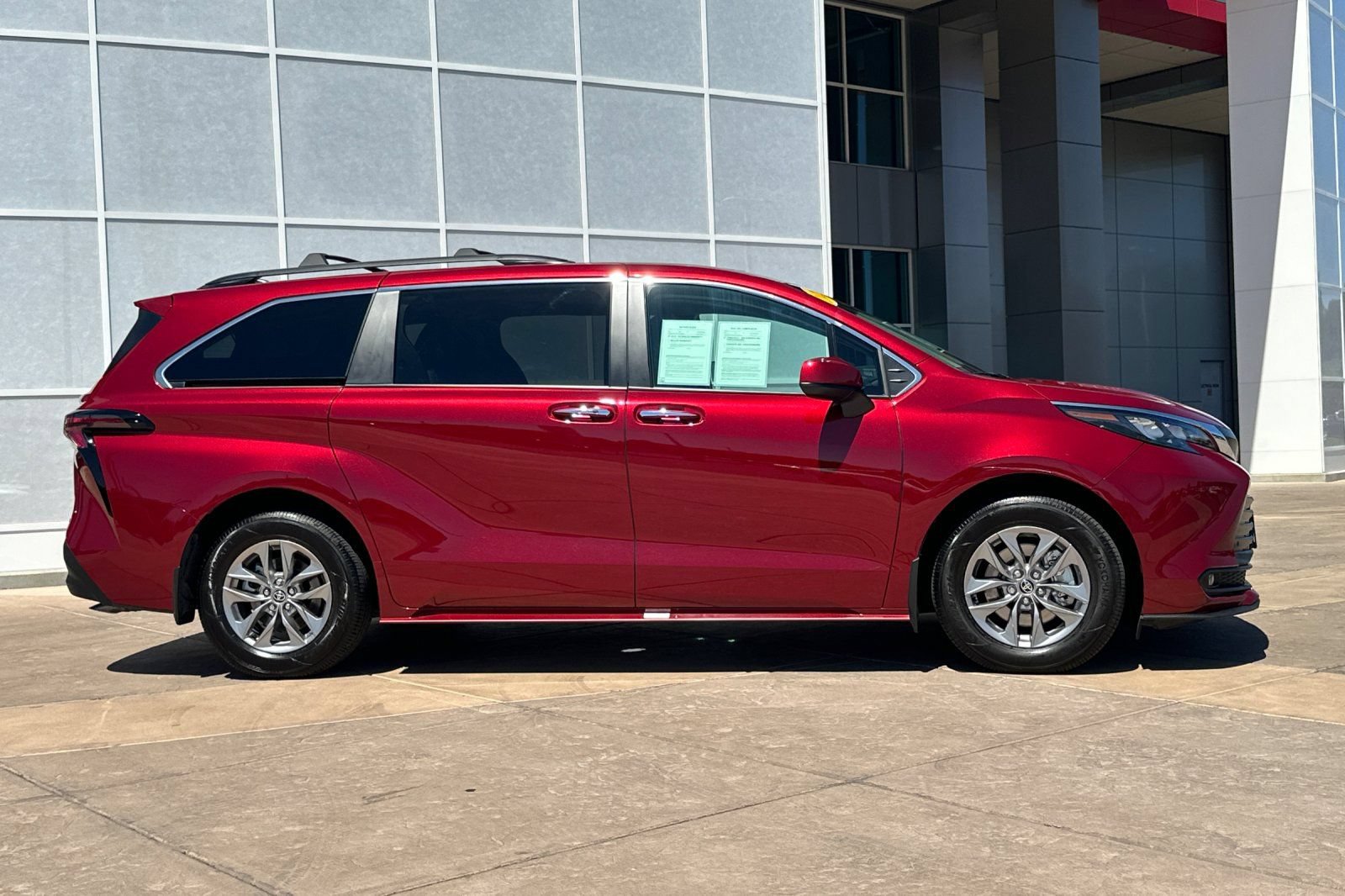 Used 2025 Toyota Sienna XLE FWD image 3