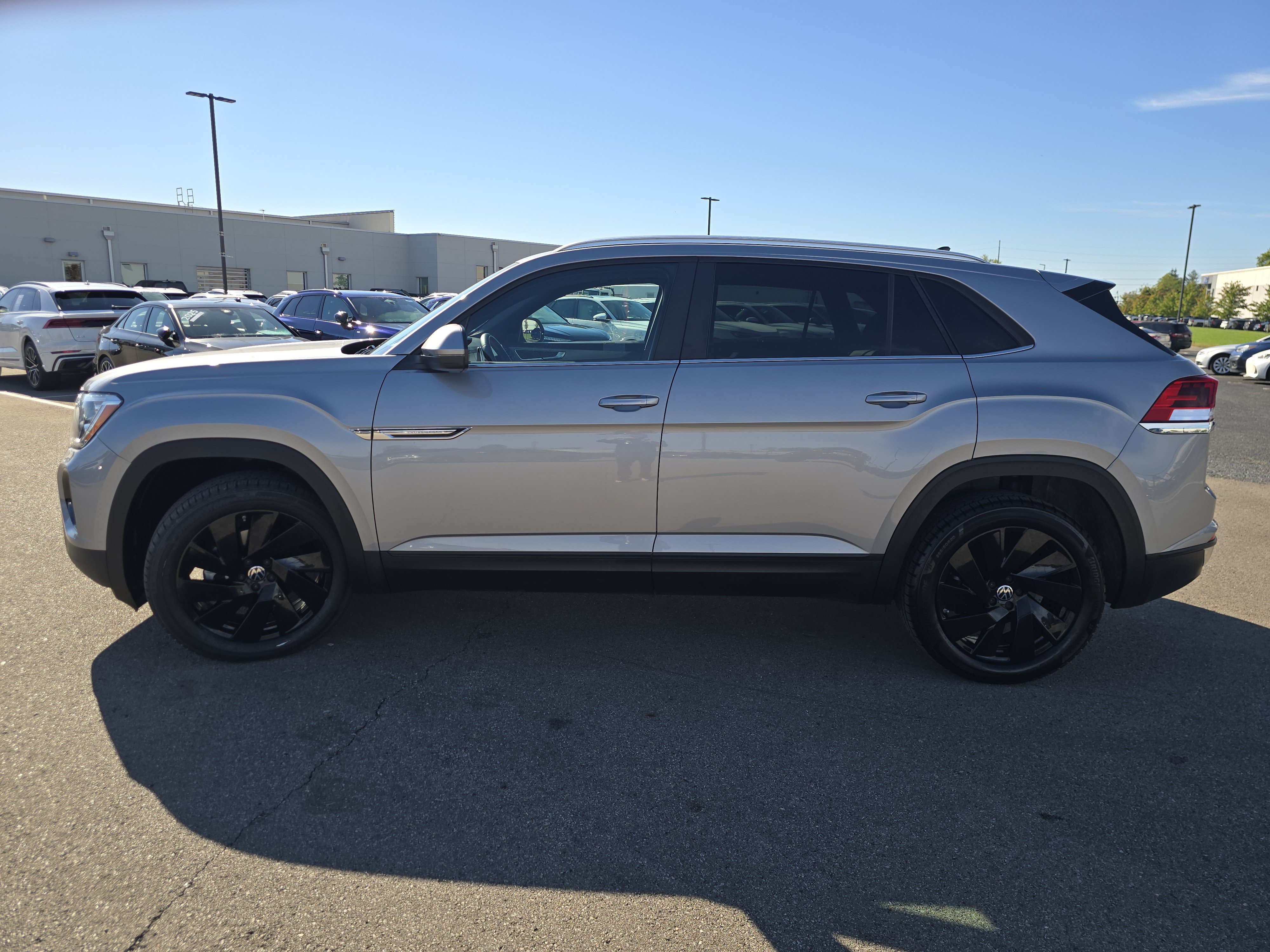 Used 2024 Volkswagen Atlas Cross Sport SE FWD image 4