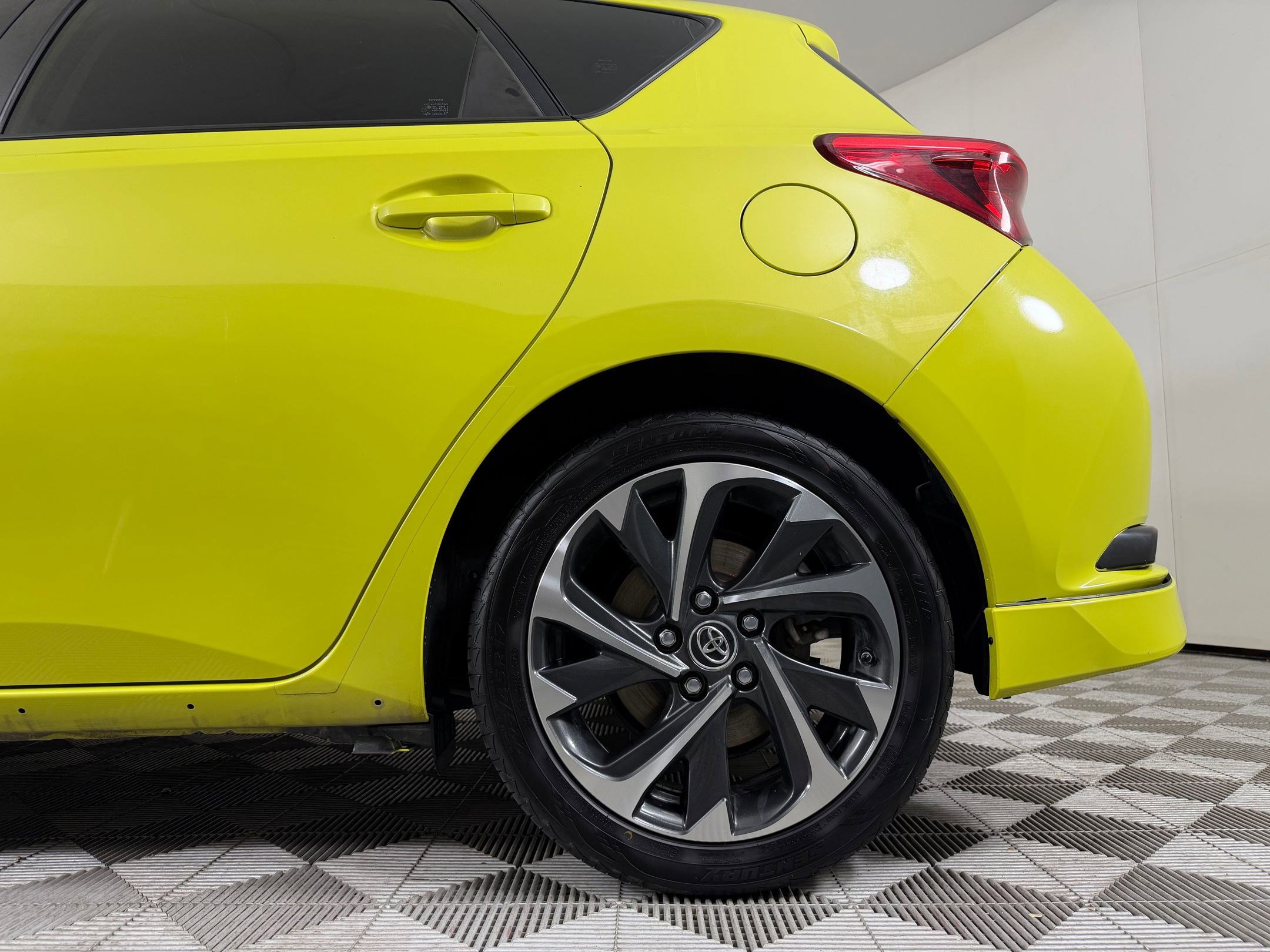 Used 2018 Toyota Corolla iM w/ Carpet Mat Package (TMS) FWD image 10