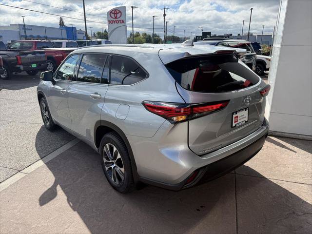 Certified 2021 Toyota Highlander XLE AWD/4WD image 5