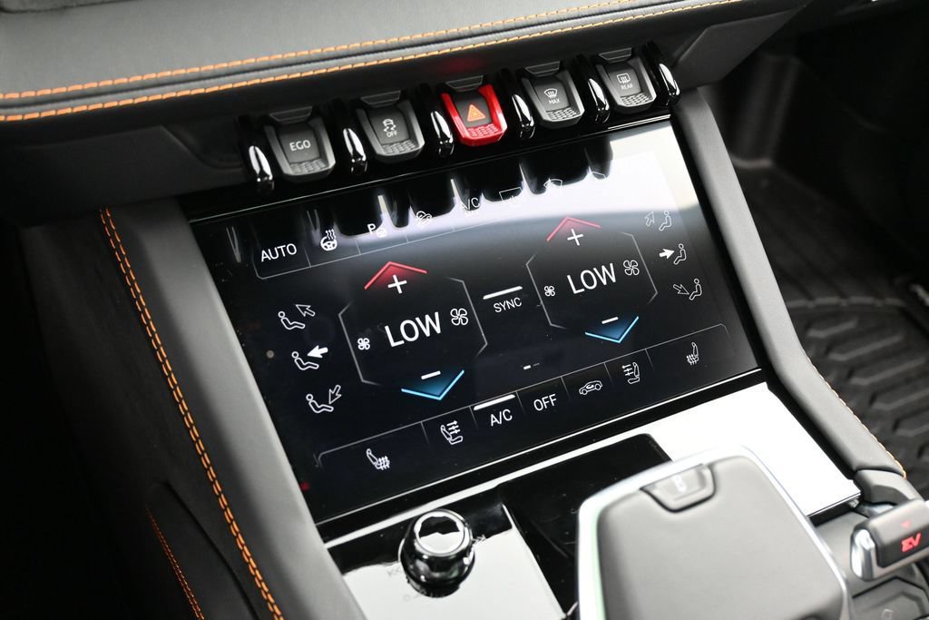 Used 2025 Lamborghini Urus SE AWD/4WD image 21