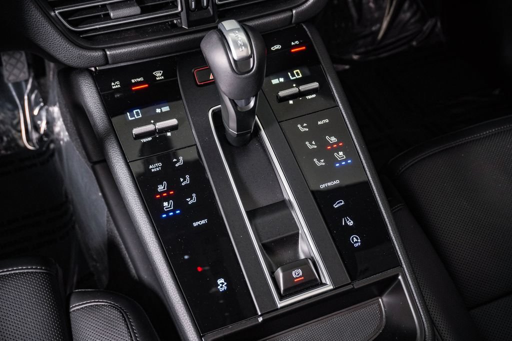 Certified 2026 Porsche Macan AWD/4WD image 24