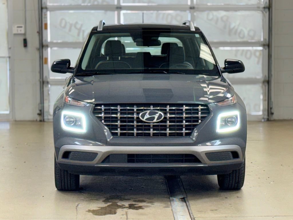 Used 2025 Hyundai Venue Limited FWD image 2