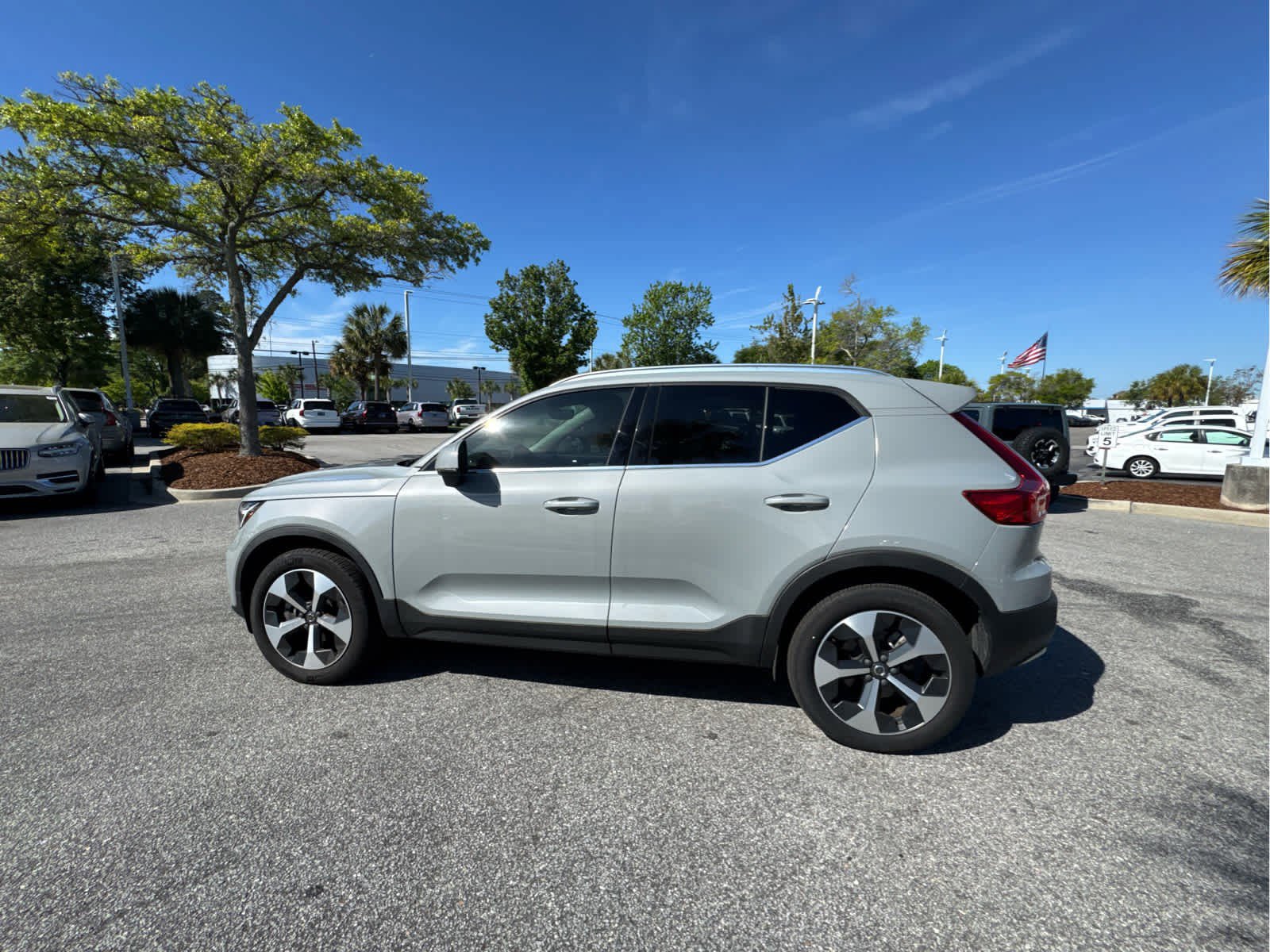 Used 2024 Volvo XC40 B5 Core w/ Climate Package image 14