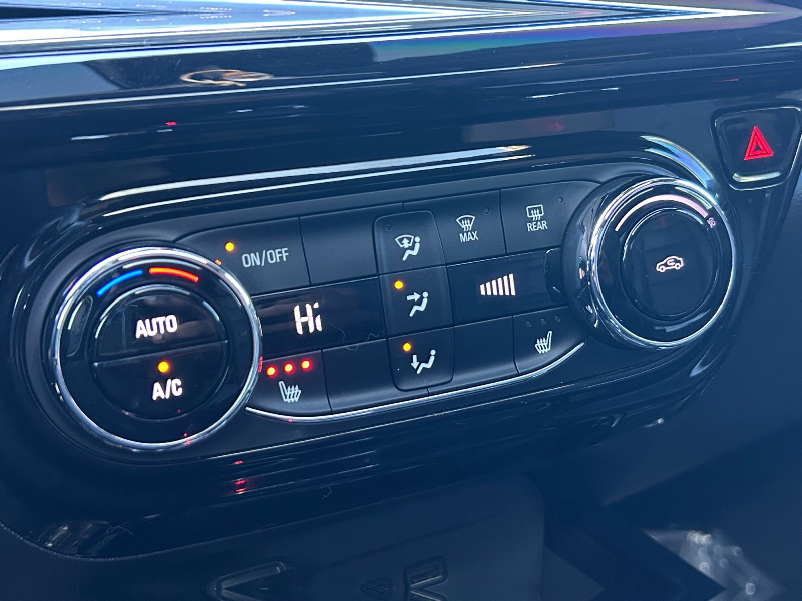 Used 2025 Chevrolet Trax RS w/ Sunroof Package image 17