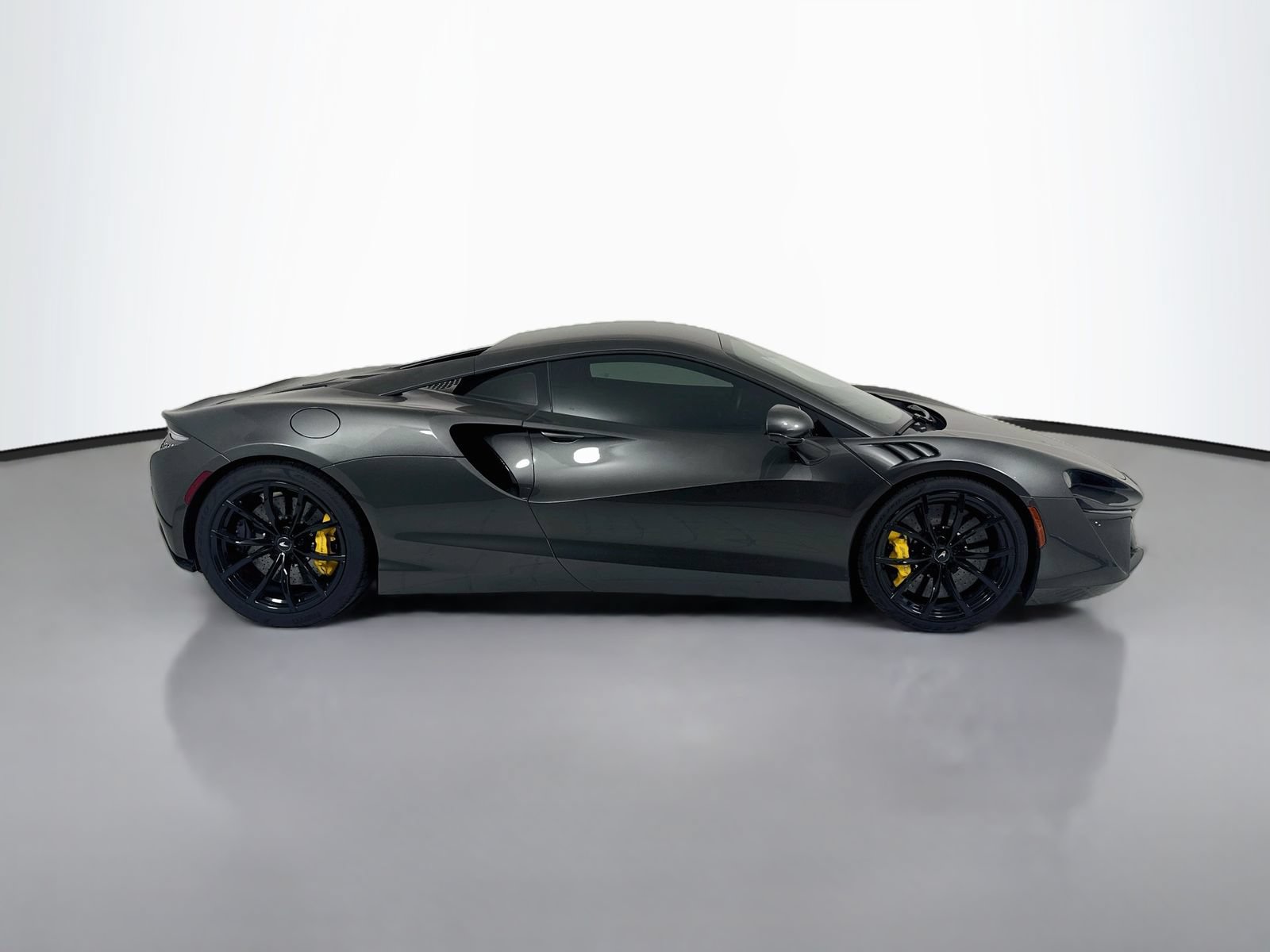 Used 2023 McLaren Artura RWD image 4
