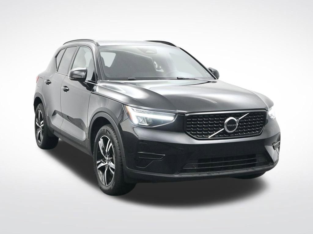 Used 2024 Volvo XC40 B5 Core image 3